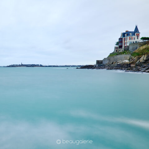 villa des Roches Brunes Dinard Saint Malo côte d émeraude mer en pose lente photographie d'art format carré