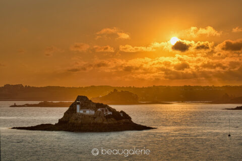 Lever de soleil sur l'île Louet à Carantec, phare et rochers dans la lumière dorée, format standard, photographie d'art