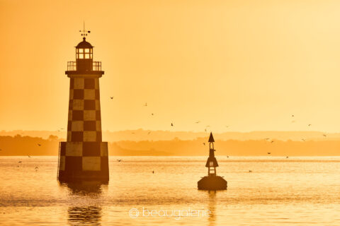 lever soleil balise perdrix loctudy, phare et balise en mer au matin, format standard, photographie d'art