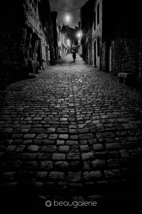 montée Jerzual nuit Dinan, rue pavée sombre avec silhouette et éclairage nocturne, format standard, photographie d'art