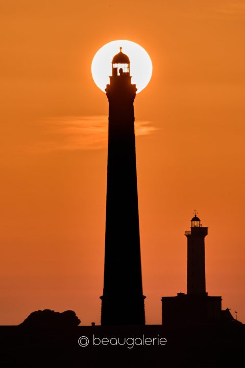 Coucher de soleil sur le phare de l’Île Vierge parfaitement aligné