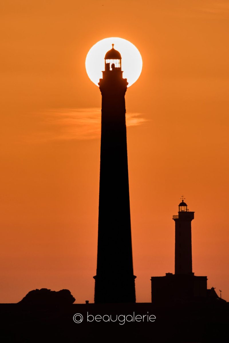 Coucher de soleil sur le phare de l’Île Vierge parfaitement aligné