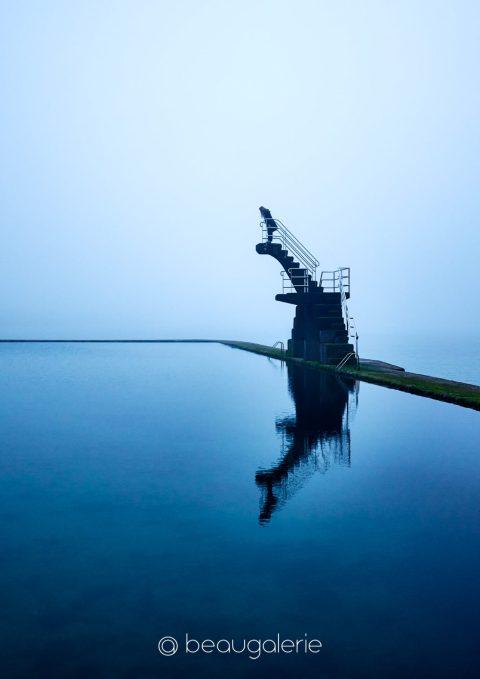 Femme sur le plongeoir de Bon Secours dans la brume
