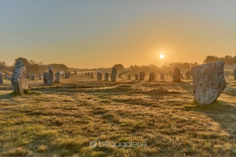 Alignement sacré des menhirs de Carnac au lever du soleil