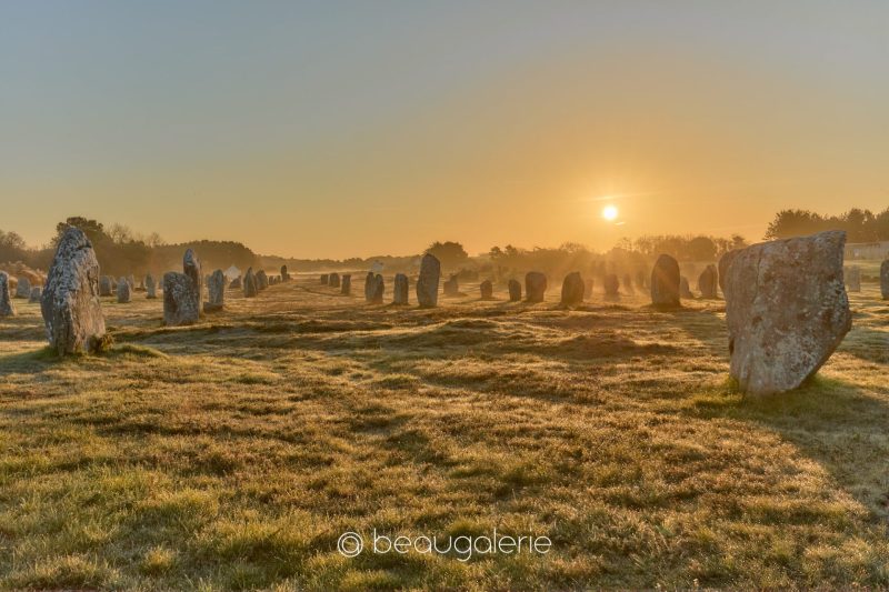 Alignement sacré des menhirs de Carnac au lever du soleil