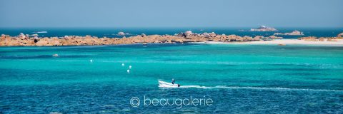 Photo de Kerfissien avec mer turquoise et bateau