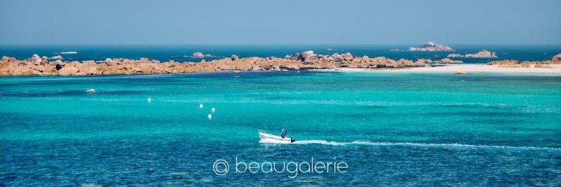 Photo de Kerfissien avec mer turquoise et bateau