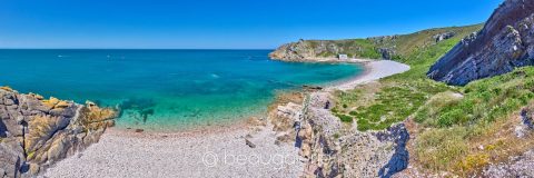 Panorama de l’anse de Port Blanc au cap d’Erquy sous un ciel bleu