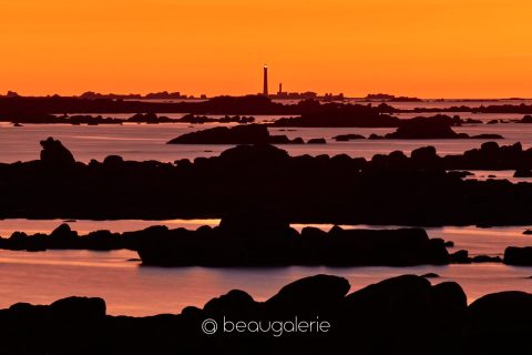 Phare de l’île Vierge au coucher du soleil vu depuis Meneham
