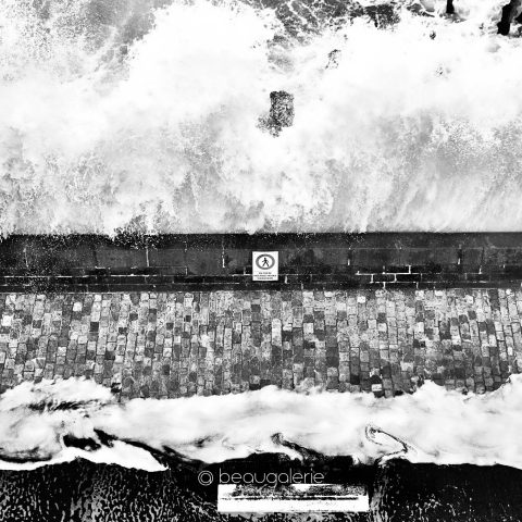 Photo artistique noir et blanc de la grande marée à Saint-Malo vue en hauteur