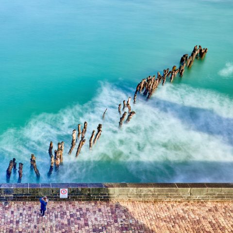 Brise-lames de Saint-Malo photographiés en pose longue depuis l’hôtel Le Nouveau Monde