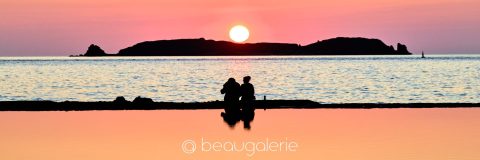 photo panoramique du coucher de soleil sur l’île de Cézembre à Saint-Malo