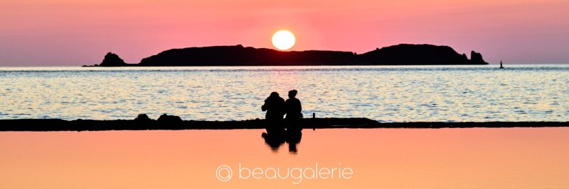 photo panoramique du coucher de soleil sur l’île de Cézembre à Saint-Malo