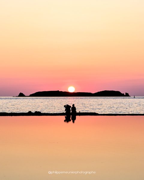 coucher de soleil sur Cézembre avec deux silhouettes en ombre chinoise