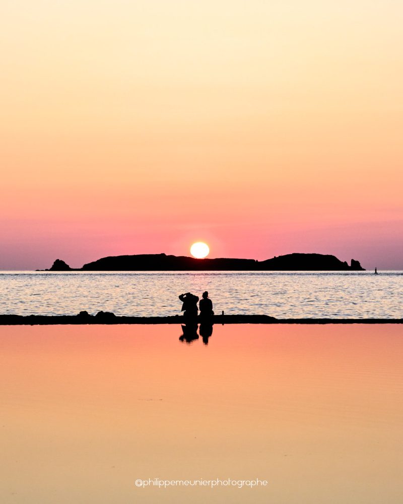 coucher de soleil sur Cézembre avec deux silhouettes en ombre chinoise