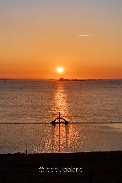 Coucher de soleil parfaitement aligné sur le plongeoir de Bon Secours à Saint-Malo