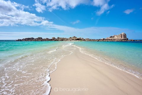 Plage des Amiets à Cléder avec banc de sable et mer turquoise