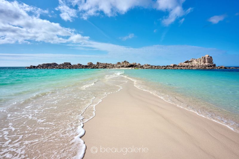 Plage des Amiets à Cléder avec banc de sable et mer turquoise