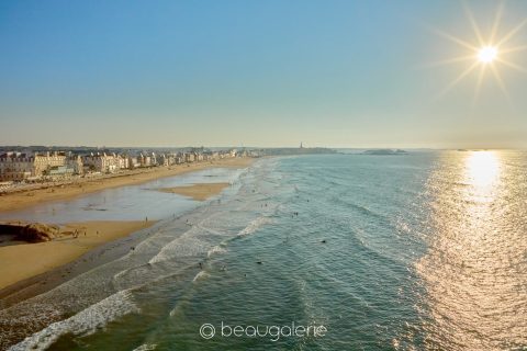 Photo aérienne de la plage du Sillon à Saint-Malo sous le soleil d’été