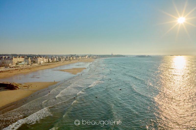Photo aérienne de la plage du Sillon à Saint-Malo sous le soleil d’été