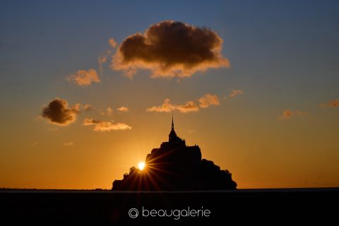 Mont Saint-Michel avec un nuage aligné au coucher du soleil