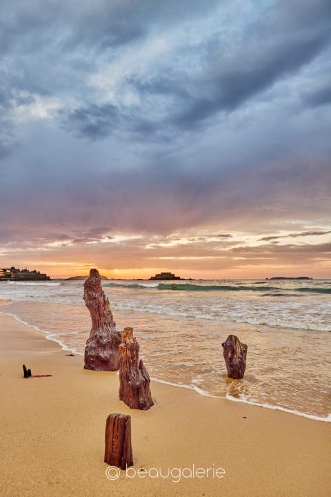 Tirage photo FineArt coucher de soleil sur la plage du Sillon à Saint-Malo avec les brises-lames