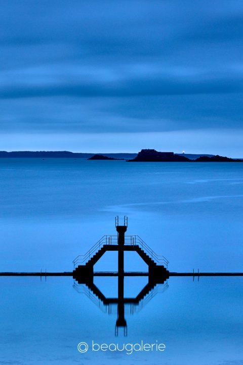 Le plongeoir de Bon Secours à Saint-Malo dans un bleu monochrome