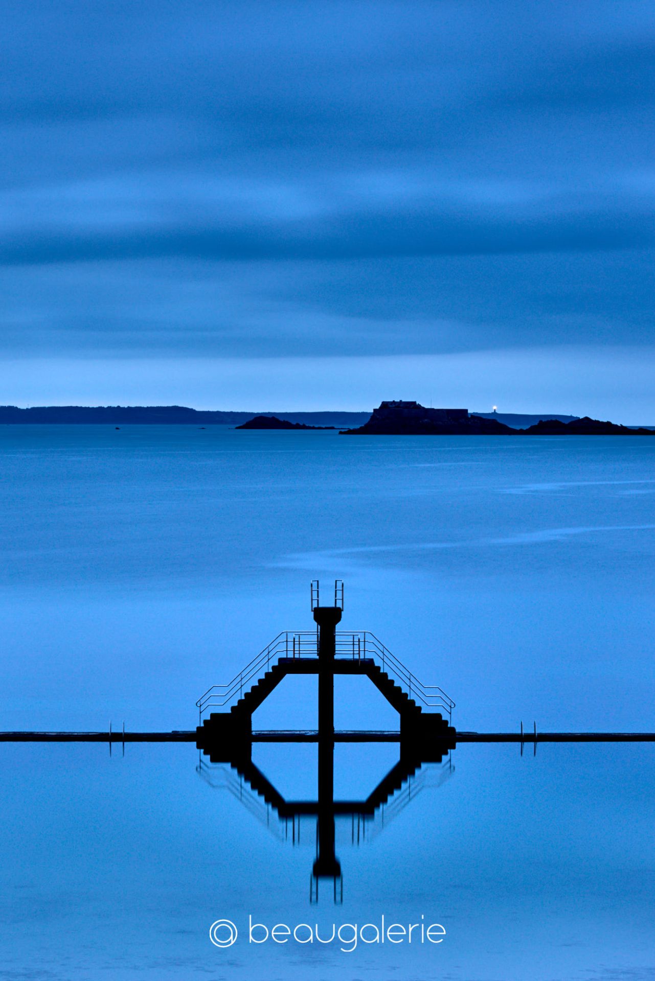 Le plongeoir et ses 50 nuances de bleue Le plongeoir de Bon Secours à Saint-Malo dans un bleu monochrome
