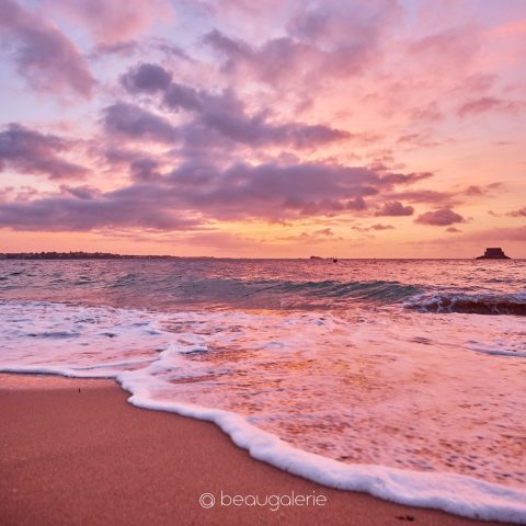coucher de soleil rose sur la plage de Bon Secours à Saint-Malo