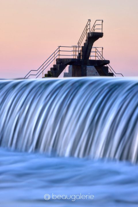 ffet cascade sur la piscine de Bon Secours à Saint-Malo au coucher du soleil