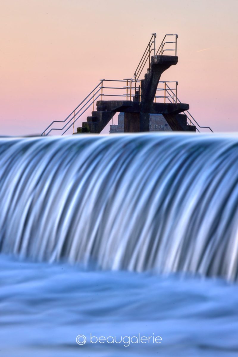 ffet cascade sur la piscine de Bon Secours à Saint-Malo au coucher du soleil