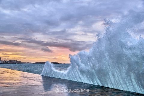 Grande marée et mur d'eau malouin au soleil couchant à Saint Malo