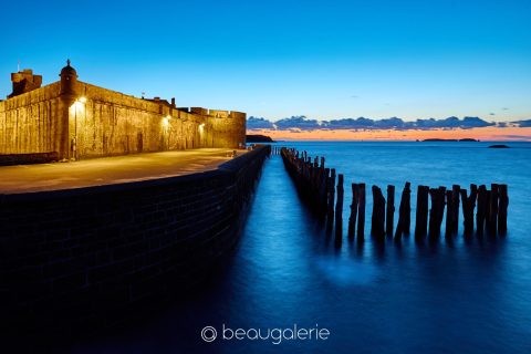 Saint-Malo remparts éclairés heure bleue château Saint Malo