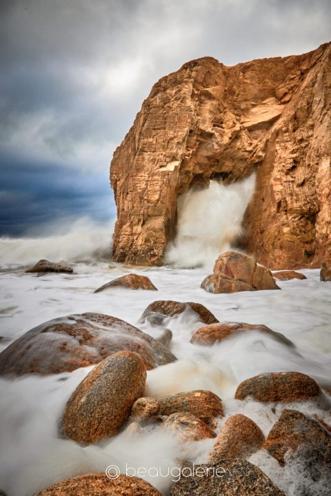 Photographie de la Houle Arche Port Blanc, vague s'écrasant, pose lente.