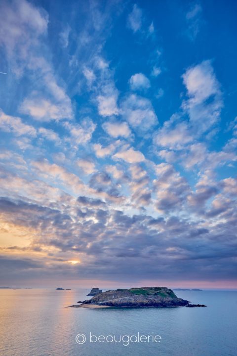 Douceur du ciel malouin au dessus du Grand Bé au coucher du soleil