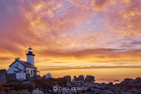 Phare Pontusval coucher soleil sur rochers granitiques Bretagne