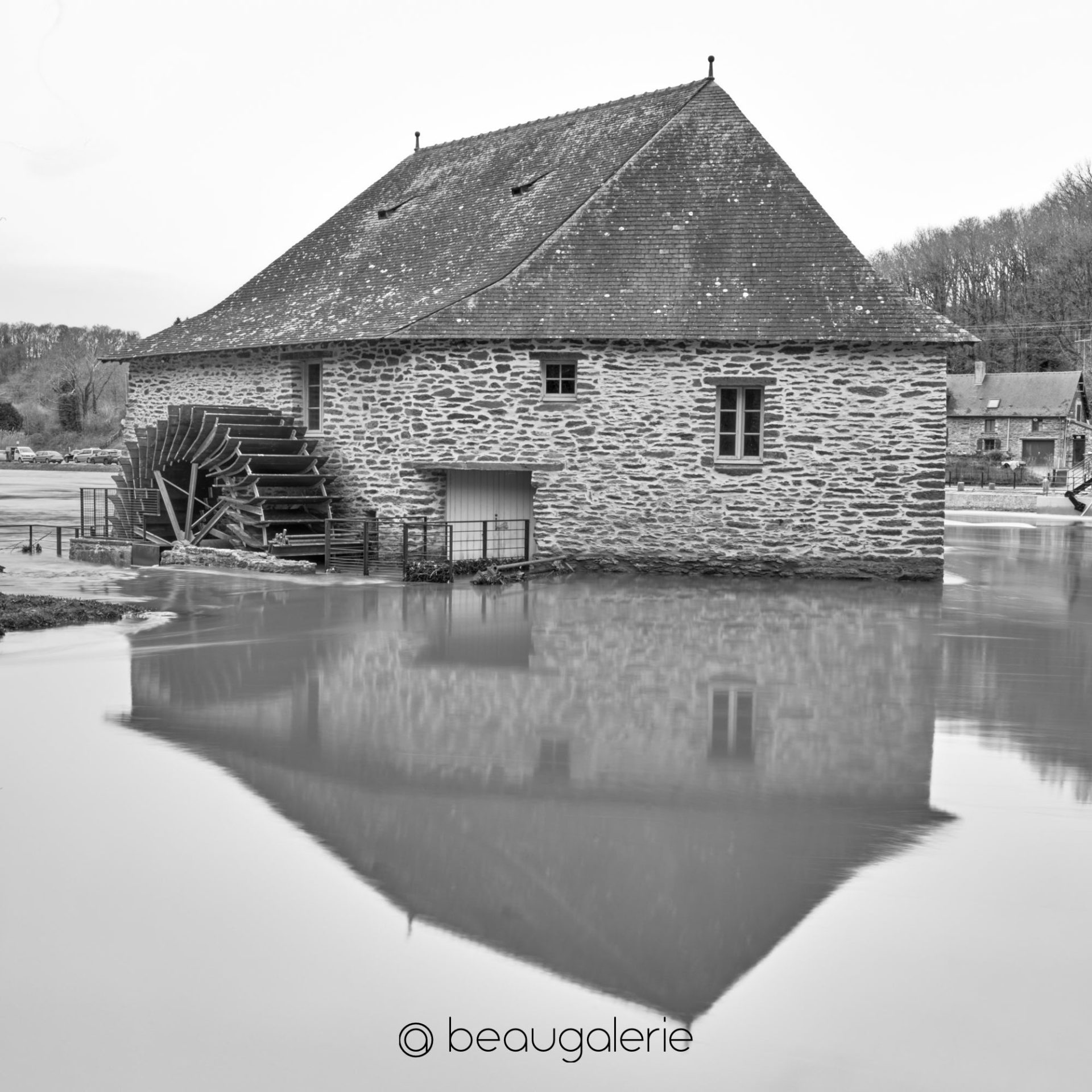 Inondation en miroir au Moulin du Boël - BeauGalerie Photographie noir et blanc du Moulin du Boël avec reflet parfait dans l'eau lors d'une crue de la Vilaine.