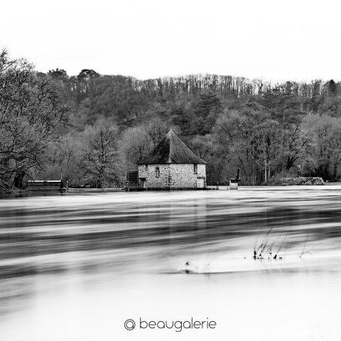 Photographie d'art noir et blanc du moulin du Boël encerclé par les crues de la Vilaine en Bretagne.