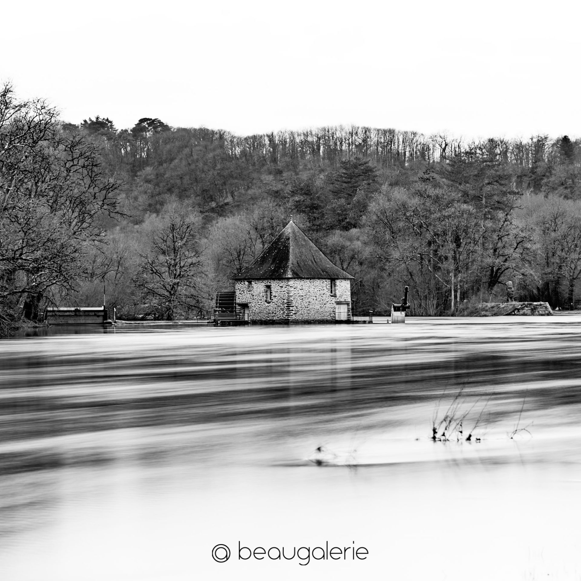 photographie-moulin-boel-inondations-vilaine Photographie d'art noir et blanc du moulin du Boël encerclé par les crues de la Vilaine en Bretagne.
