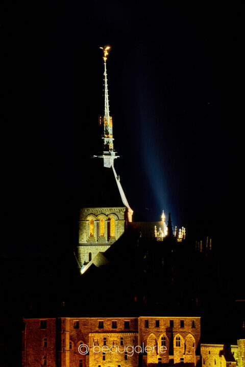 Flèche lumineuse Mont Saint-Michel nuit, archange Saint-Michel illuminé, photographie d'art nocturne format standard