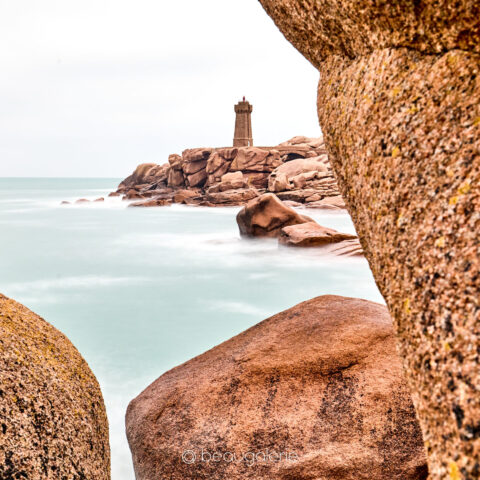 Le Phare de Mean Ruz à Ploumanac'h en pose lente au milieu des rochers sur la côte de granit rose à Perros-Guirec