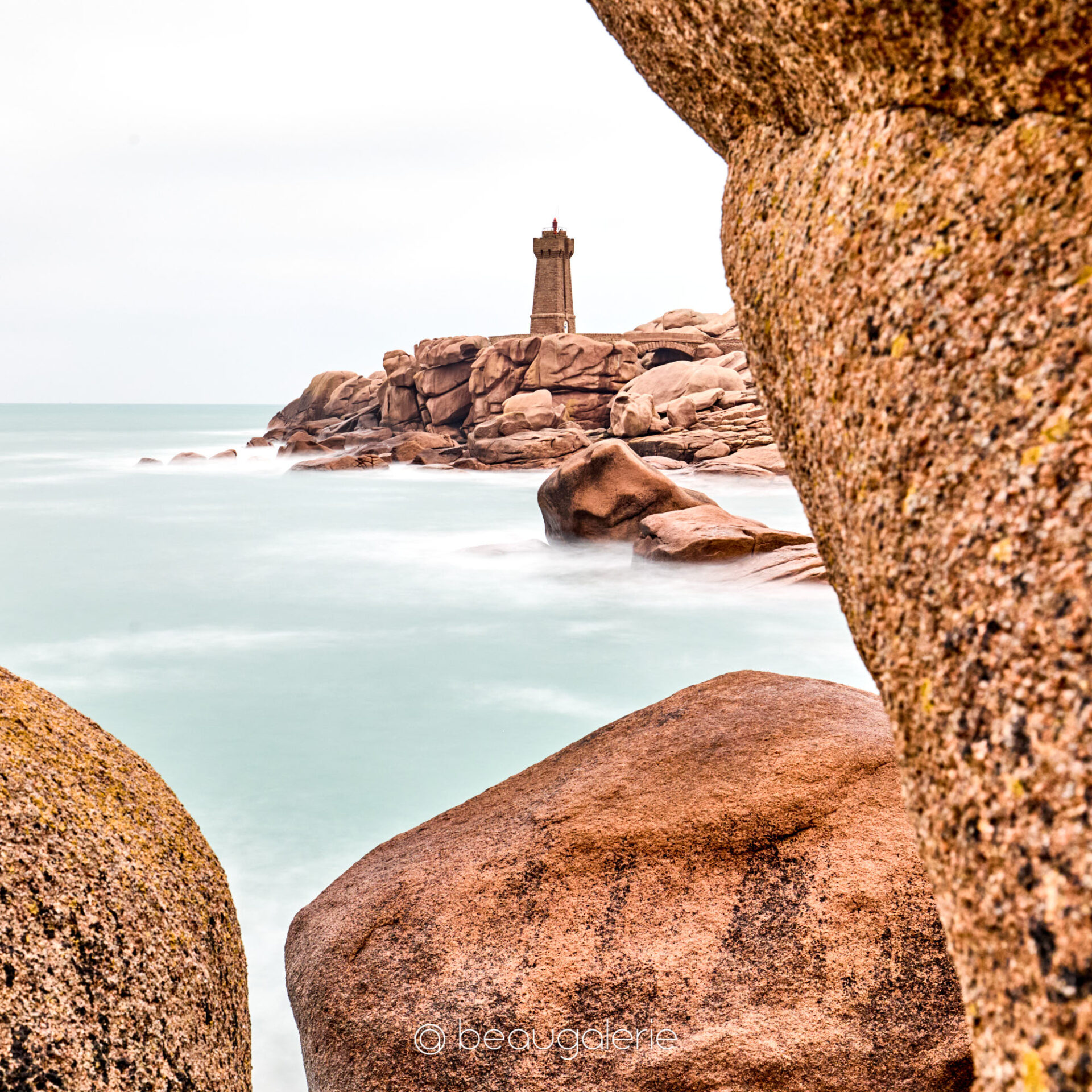 Le phare de Mean Ruz encadré par les rochers de Ploumanac'h en pose lente Le Phare de Mean Ruz à Ploumanac'h en pose lente au milieu des rochers sur la côte de granit rose à Perros-Guirec