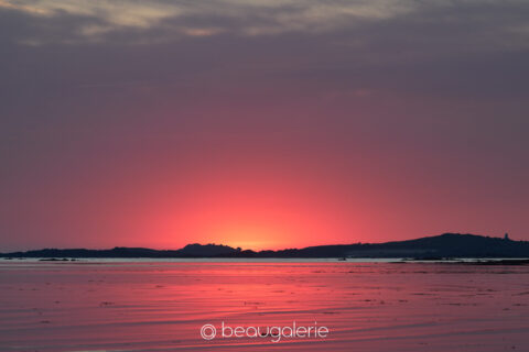 ciel rose ile callot au lever du jour reflet sur plage sainte anne saint pol de leon photographie d'art