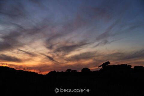 contre-jour sur la bouteille renversée ploumanach silhouette roche ciel crépuscule photographie d'art
