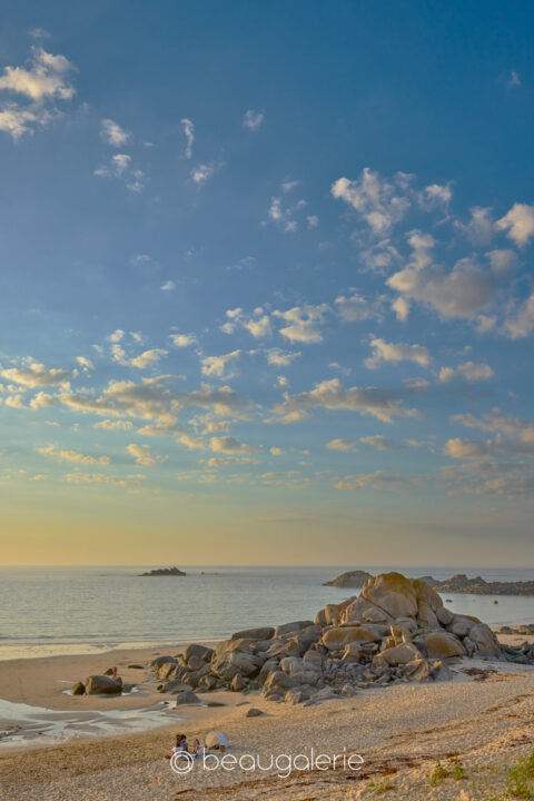 Lumière du soir plage des Amiets Cléder, rochers de granit dorés au coucher du soleil