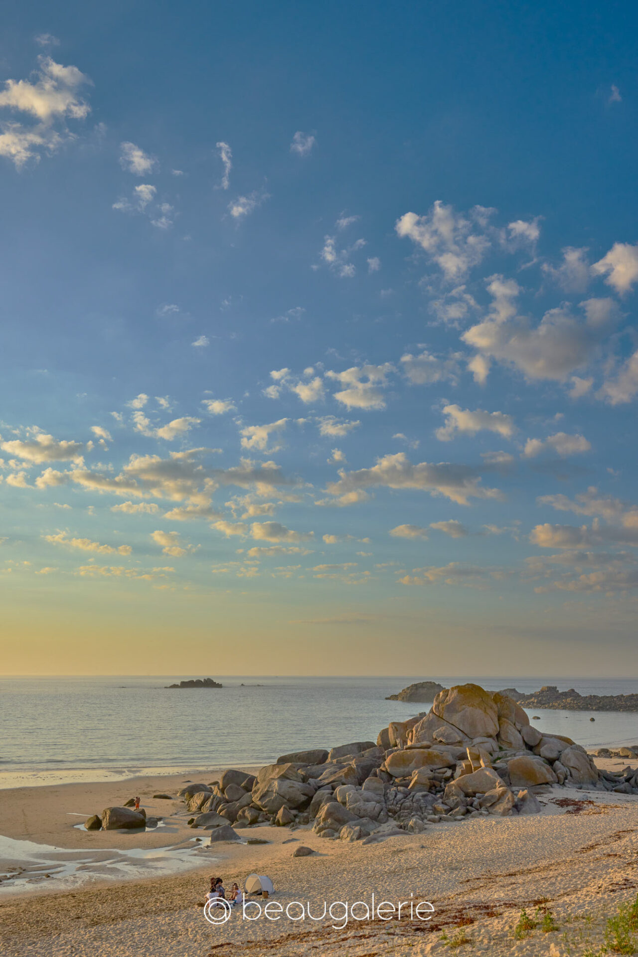 Lumière du soir sur la plage des Amiets à Cléder, Finistère nord Lumière du soir plage des Amiets Cléder, rochers de granit dorés au coucher du soleil