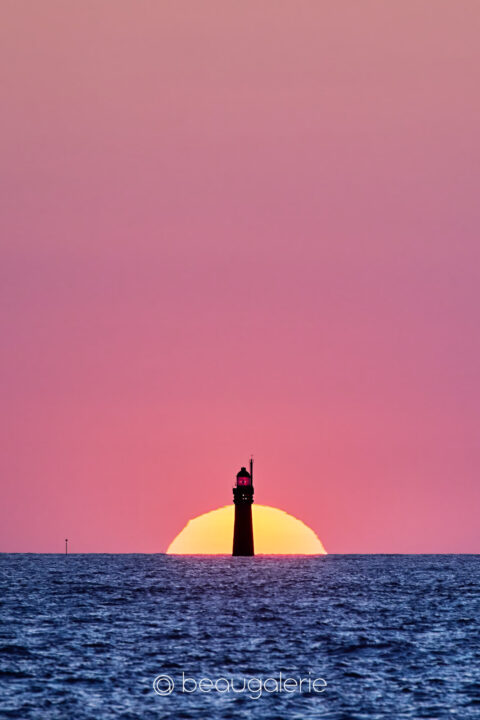 coucher soleil phare grand jardin ciel rose minimaliste mer calme photographie d'art