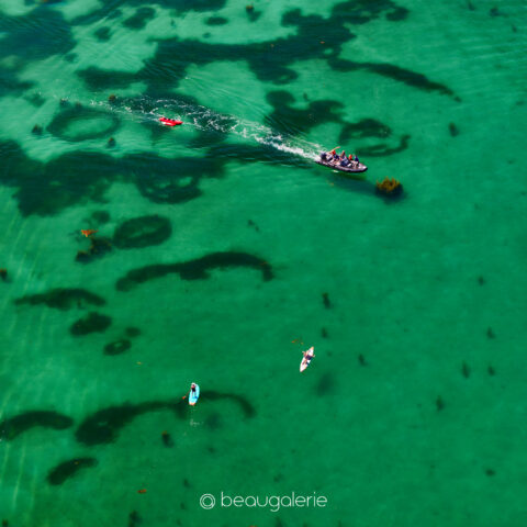 Les activités nautiques dans l'archipel des Glénan vues du ciel sur l'eau turquoise, photographie d'art