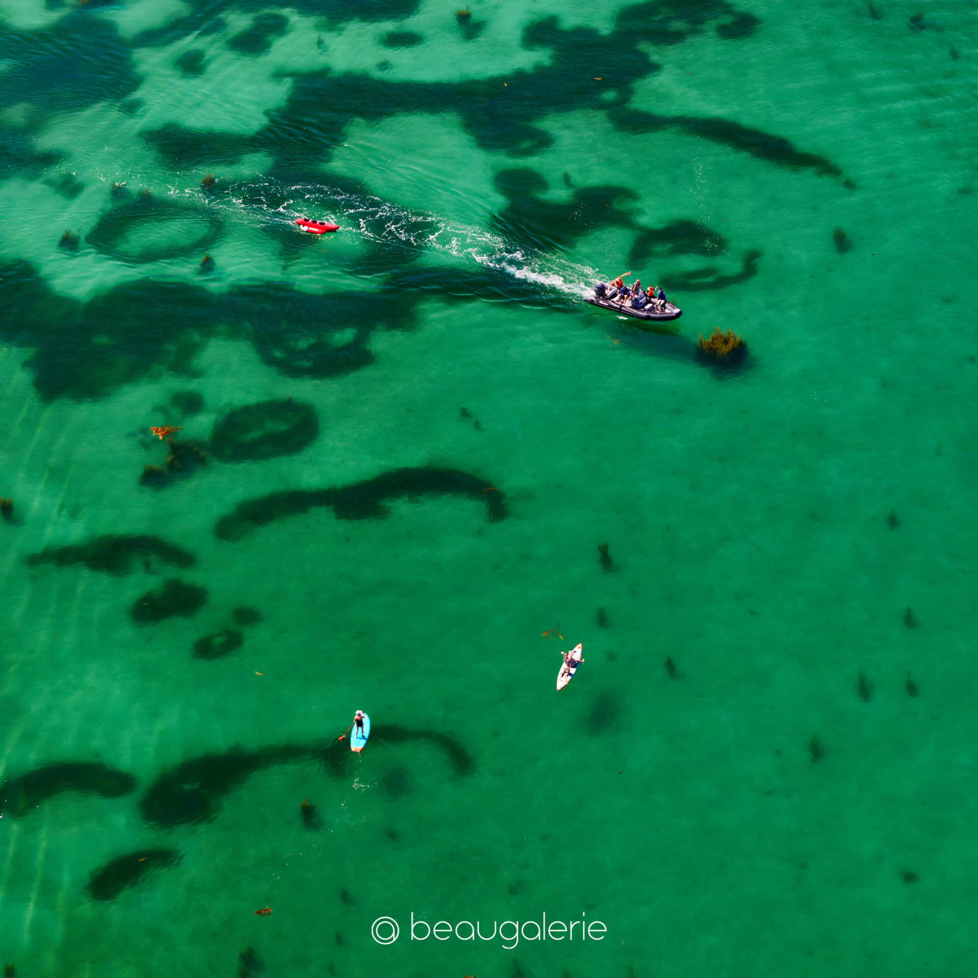 les activités nautiques dans l'archipel des Glénan sous le soleil Les activités nautiques dans l'archipel des Glénan vues du ciel sur l'eau turquoise, photographie d'art