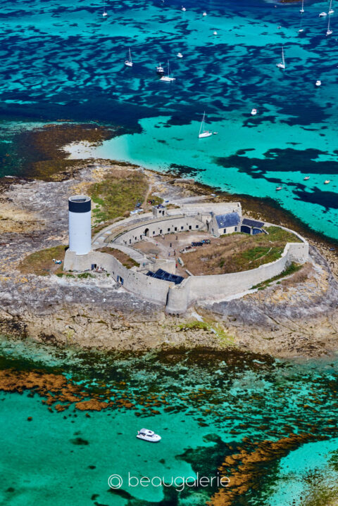 le fort Cigogne dans le lagon turquoise des Glénan eau cristalline voiliers photographie d'art